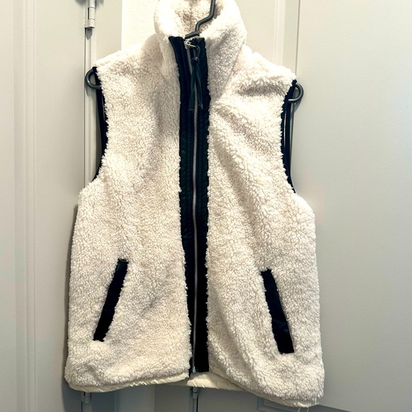 ABERCROMBIE & FITCH | Cinched Cocoon Oversized Sherpa Vest | Size S - Picture 5 of 9